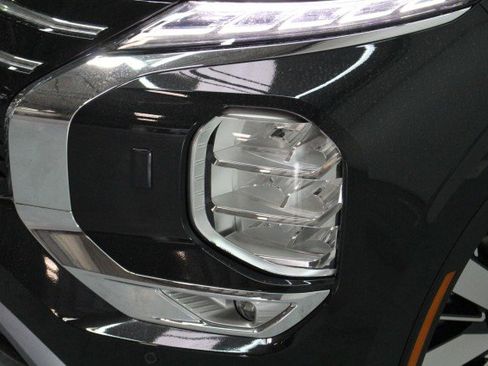 New 2026 Mitsubishi Outlander SE image 2