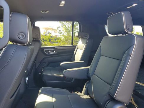 Used 2024 GMC Yukon XL SLT w/ SLT Luxury Package image 11