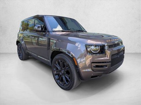 Used 2025 Land Rover Defender 110 image 3