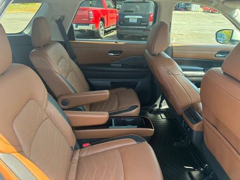 Used 2024 Nissan Pathfinder Platinum AWD/4WD image 9