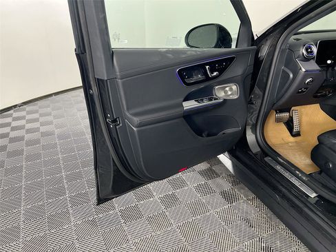 Used 2025 Mercedes-Benz GLC 300 4MATIC image 15
