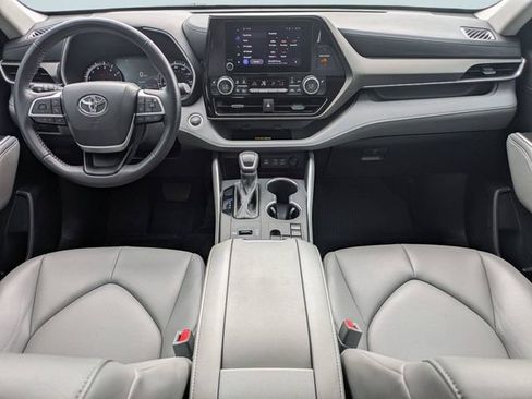 Used 2024 Toyota Highlander XLE FWD image 27