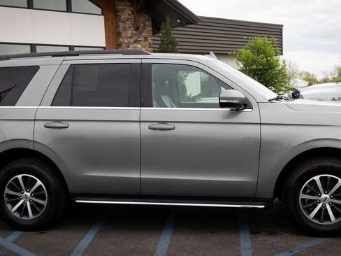 Used 2019 Ford Expedition XLT w/ Equipment Group 202A AWD/4WD image 29