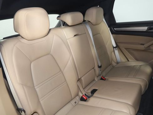 Used 2022 Porsche Cayenne Platinum Edition w/ Premium Package Plus image 9