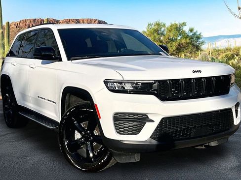 Used 2024 Jeep Grand Cherokee Altitude image 12