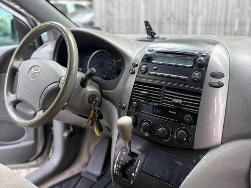 Used 2010 Toyota Sienna LE FWD image 31