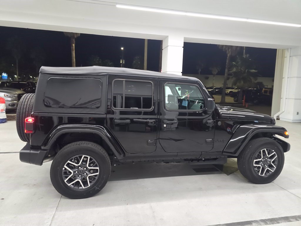 Used 2026 Jeep Wrangler Unlimited Sahara AWD/4WD image 7