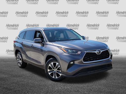 Used 2021 Toyota Highlander XLE FWD image 2