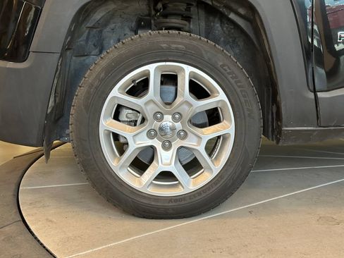 Used 2018 Jeep Renegade Latitude AWD/4WD image 25