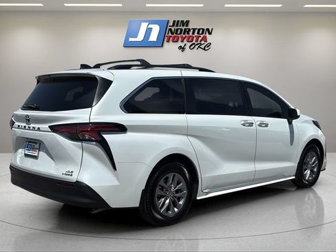 Used 2022 Toyota Sienna XLE FWD image 5