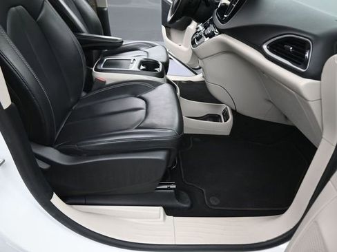 Used 2023 Chrysler Pacifica Touring-L image 12