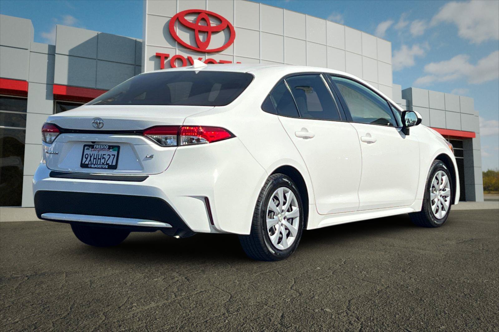 Used 2022 Toyota Corolla LE FWD image 3