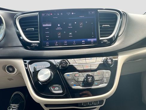 Used 2024 Chrysler Pacifica Touring-L FWD image 21