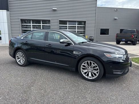 Used 2017 Ford Taurus Limited w/ Driver Assist Package FWD image 2