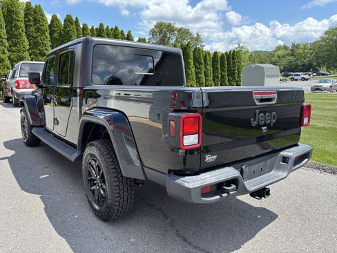 Used 2023 Jeep Gladiator Sport AWD/4WD image 5