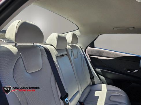 Used 2025 Hyundai Elantra Limited FWD image 13