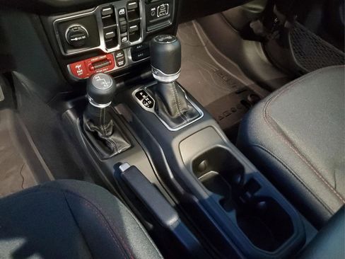 Used 2025 Jeep Wrangler Unlimited Rubicon w/ Technology Group image 21