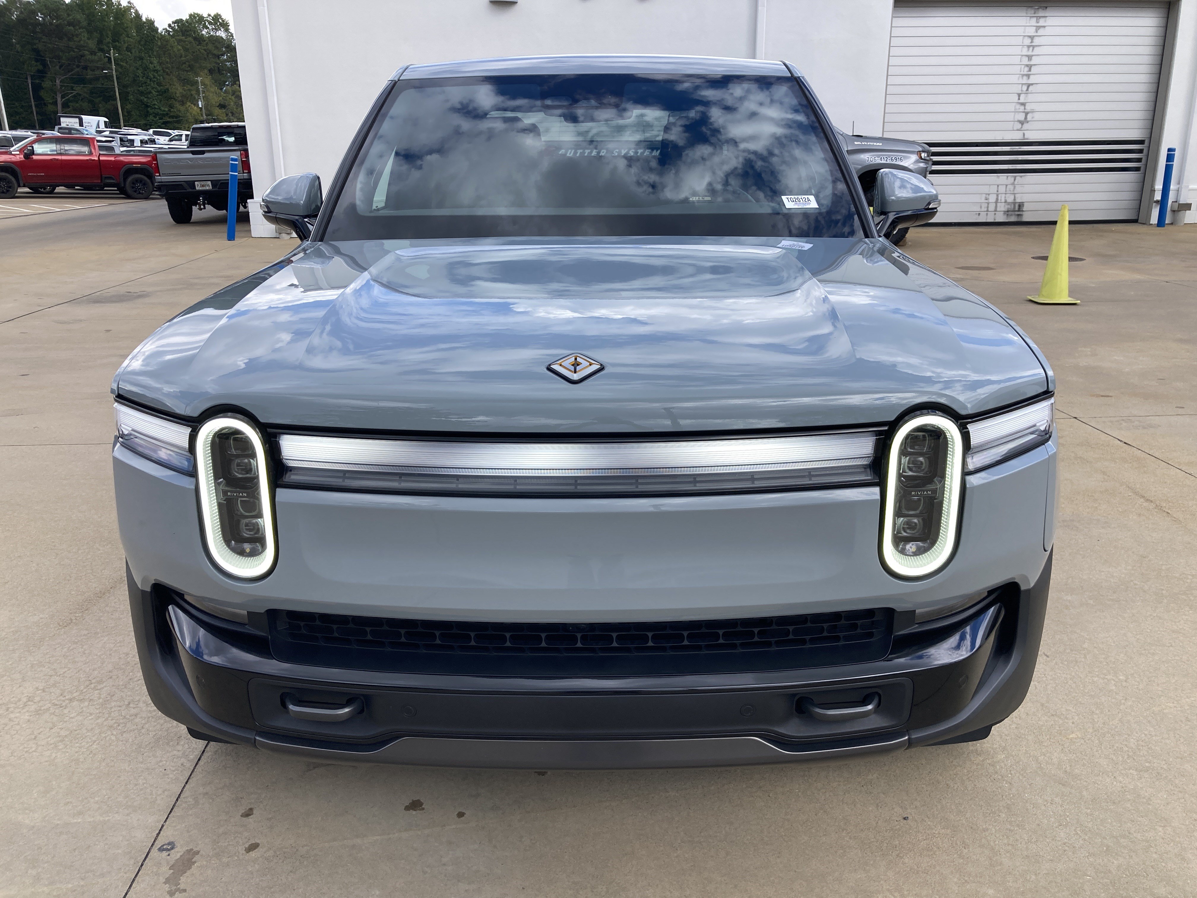Used 2025 Rivian R1T Adventure Dual AWD/4WD image 2