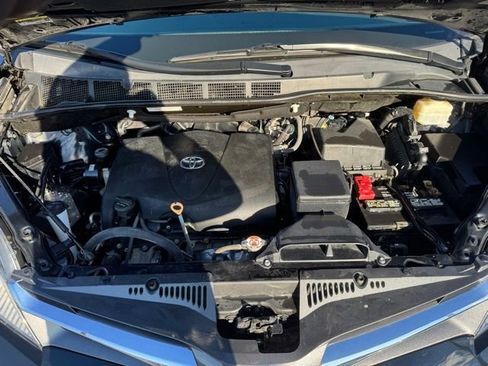 Used 2019 Toyota Sienna XLE image 16