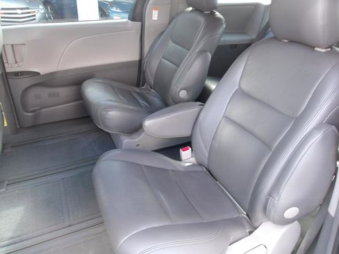 Used 2015 Toyota Sienna L FWD image 10