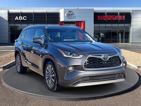 Used 2020 Toyota Highlander Platinum image 3