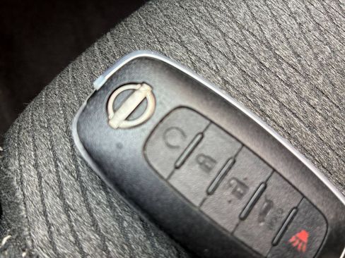 Used 2025 Nissan Rogue SV FWD image 22