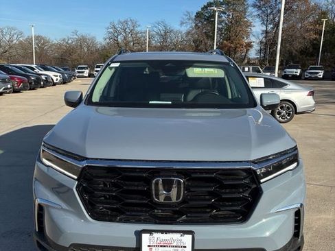 Used 2025 Honda Pilot Touring image 8