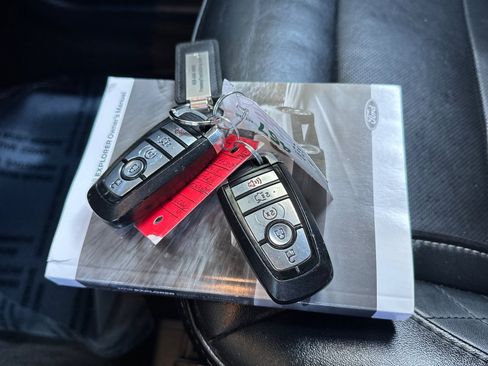 Used 2018 Ford Explorer Platinum image 11