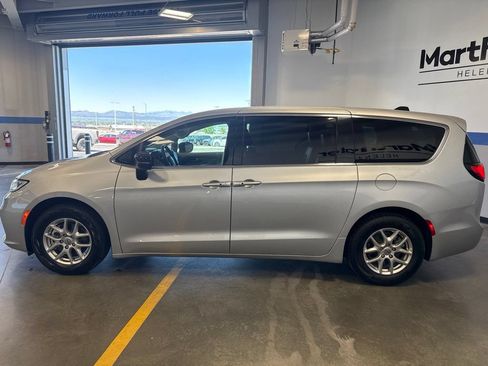 Used 2024 Chrysler Pacifica Touring-L FWD image 4