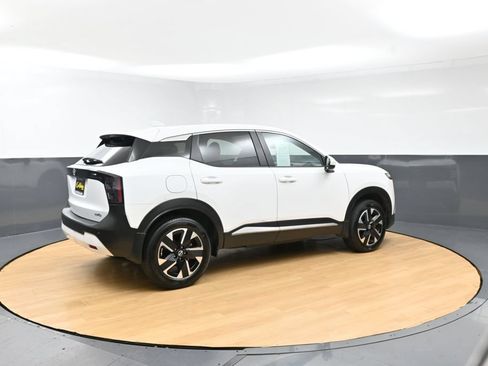 Used 2025 Nissan Kicks SV AWD/4WD image 9
