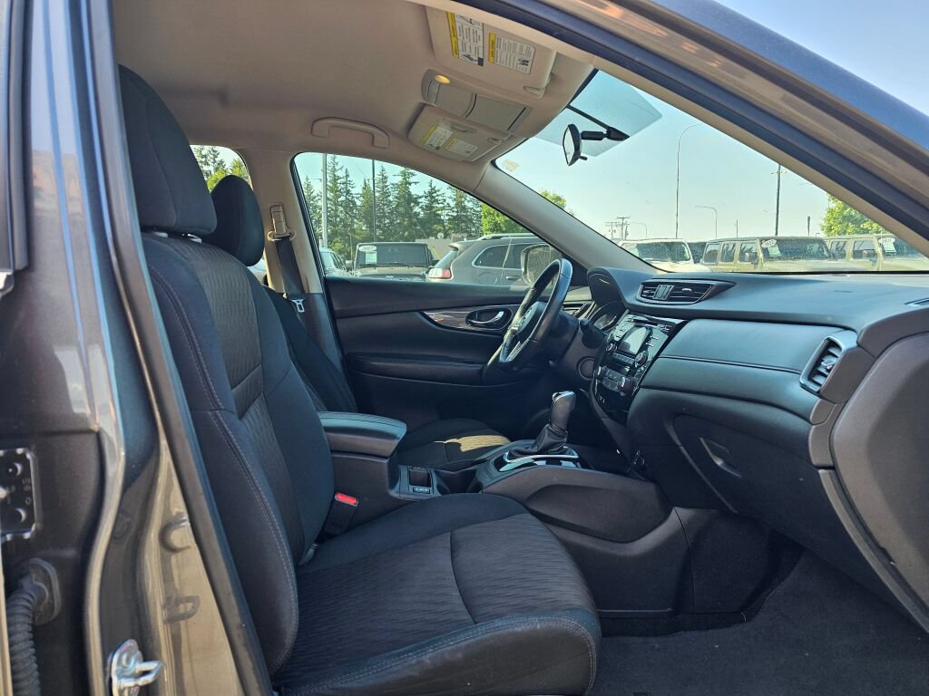 Used 2017 Nissan Rogue SV AWD/4WD image 10