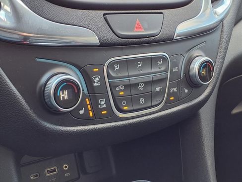 Used 2019 Chevrolet Equinox LT w/ Driver Convenience Package image 25