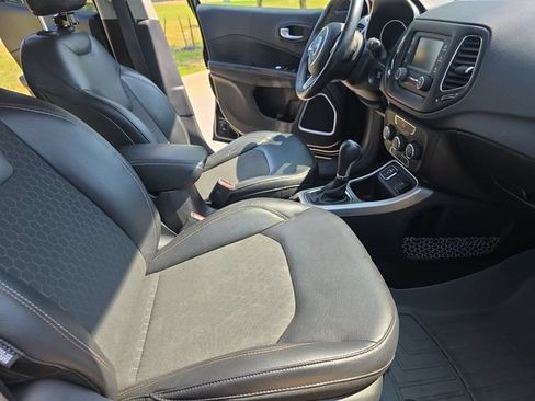 Used 2018 Jeep Compass Latitude FWD image 11
