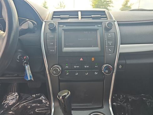 Used 2015 Toyota Camry SE FWD image 19
