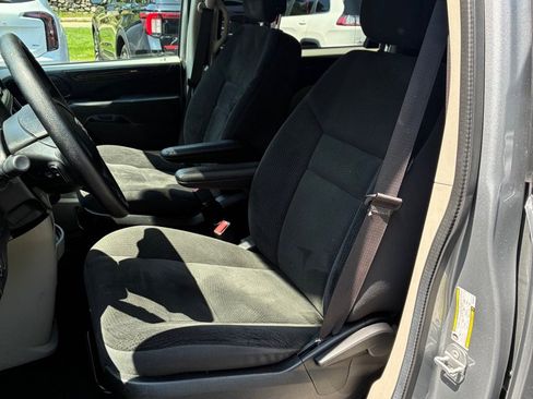 Used 2019 Dodge Grand Caravan SE FWD image 16