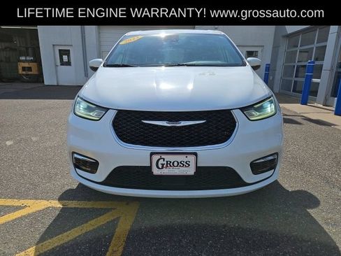 Used 2023 Chrysler Pacifica Touring-L FWD image 3
