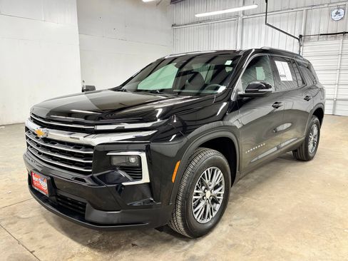 Used 2026 Chevrolet Traverse LT w/ LPO, Floor Liner Package FWD image 3