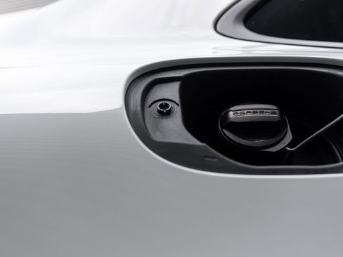 Certified 2025 Porsche Macan AWD/4WD image 30