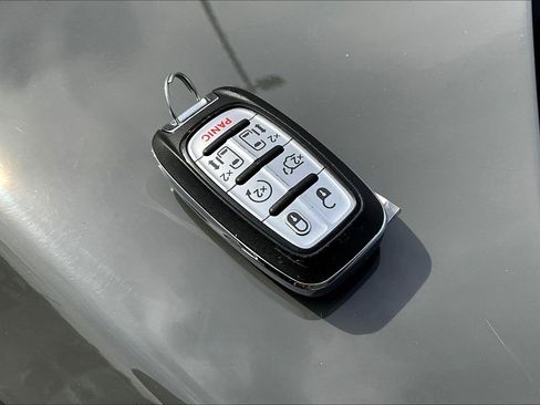 Used 2022 Chrysler Pacifica Limited image 38