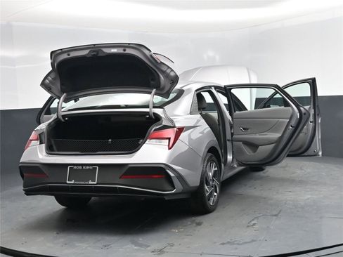 Certified 2025 Hyundai Elantra Sport image 19