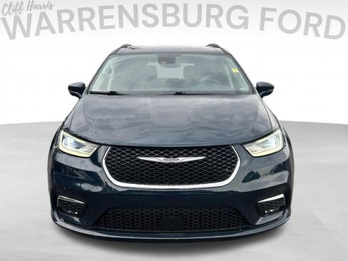 Used 2022 Chrysler Pacifica Touring-L AWD/4WD image 2