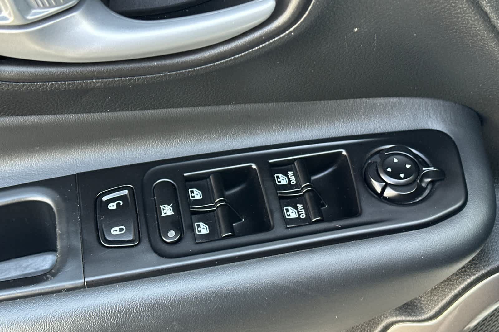 Used 2023 Jeep Renegade Latitude AWD/4WD image 13