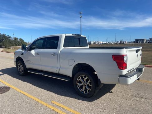 Used 2017 Nissan Titan SV image 5