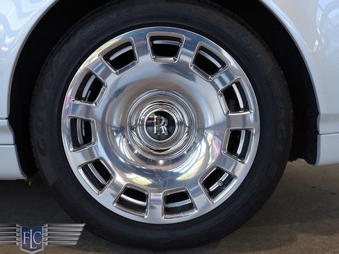 Used 2017 Rolls-Royce Phantom Drophead Coupe image 46