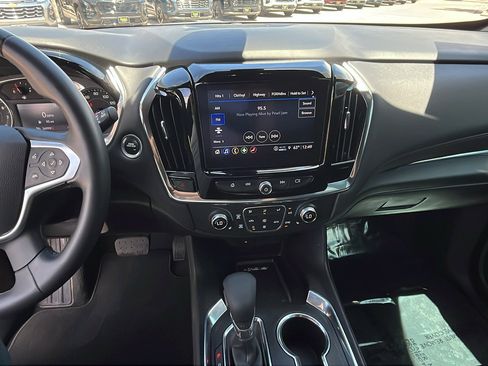 Used 2023 Chevrolet Traverse LT FWD image 19
