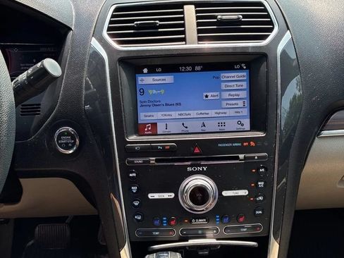 Used 2018 Ford Explorer Limited AWD/4WD image 31