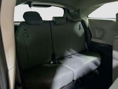 Used 2021 Toyota Sienna XLE FWD image 25