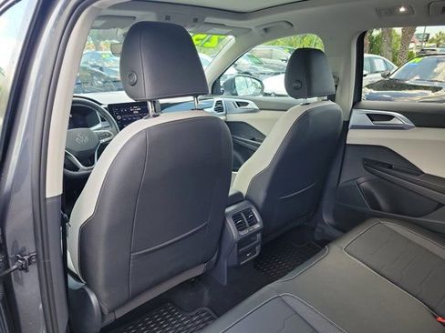 Certified 2025 Volkswagen Taos SE FWD image 13