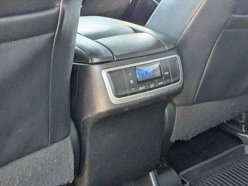 Used 2019 Toyota Highlander XLE image 17