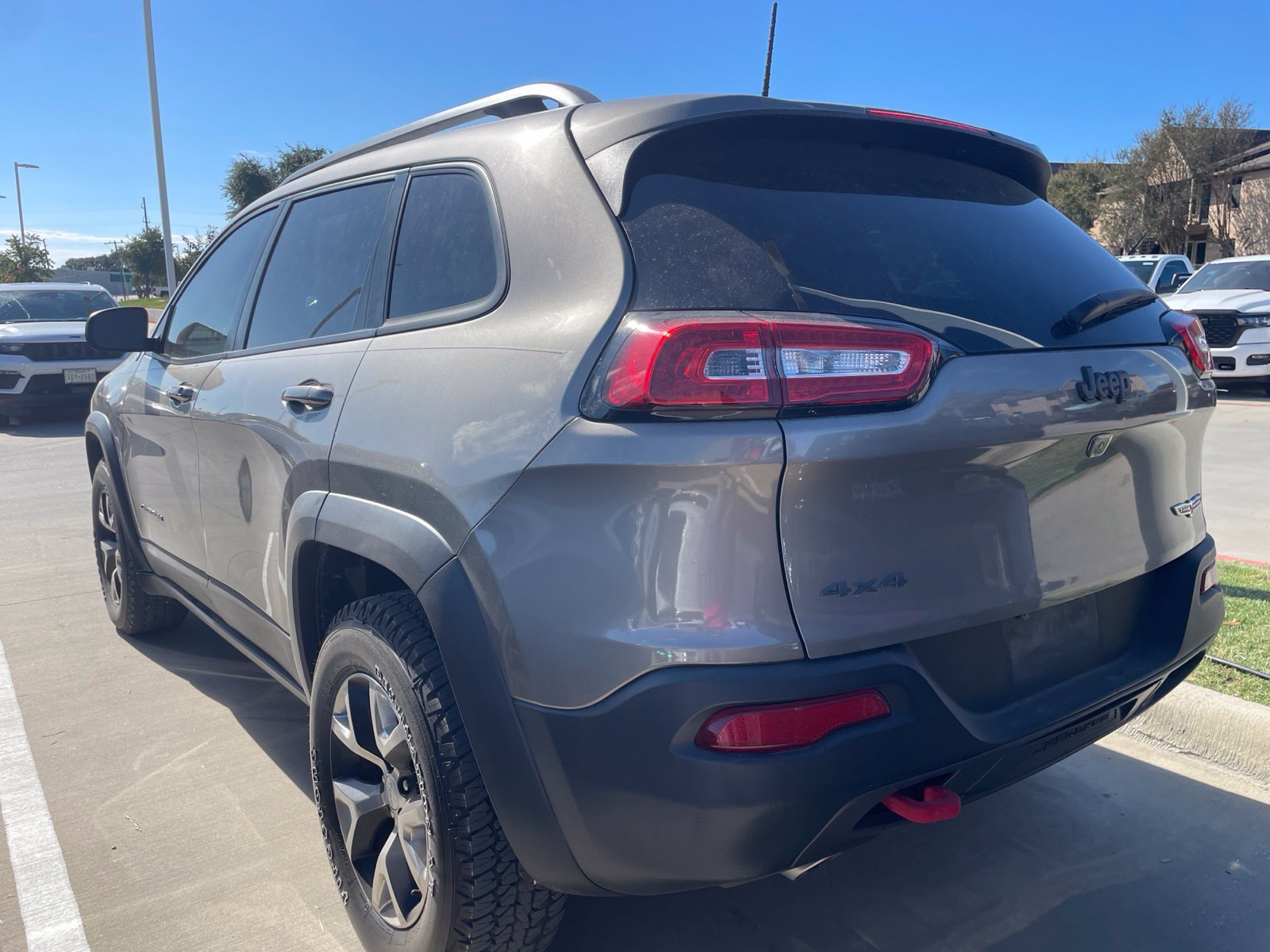 Used 2017 Jeep Cherokee Trailhawk AWD/4WD image 5